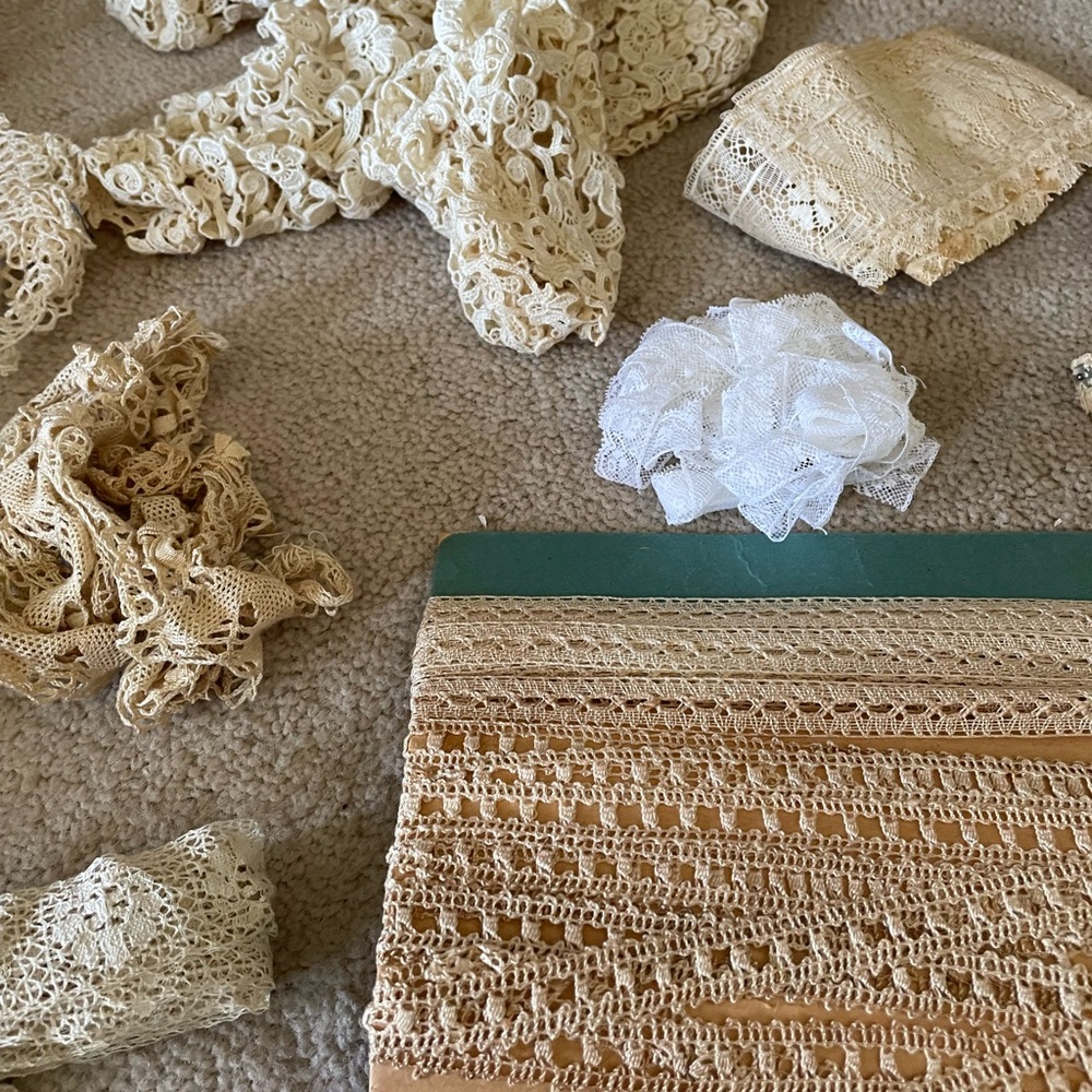 Lot of various vintage lace pieces.